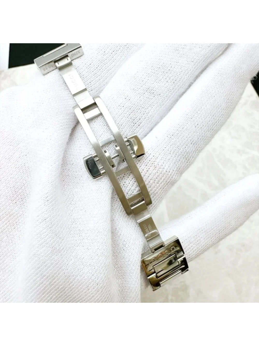 Gucci 142.5 Watch Diamond Quartz Stainless Steel 17